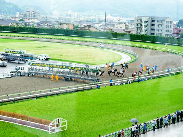 自席から見た雨の福島競馬場