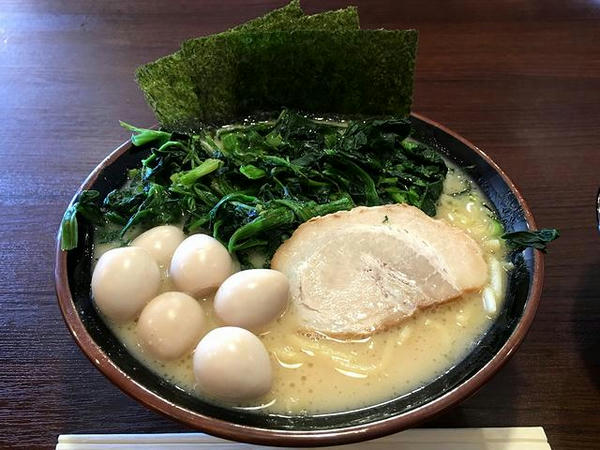 ラーメン 700円 ＋ ほうれん草増し（たくさん） 100円 ＋ うずら（5個） 100円