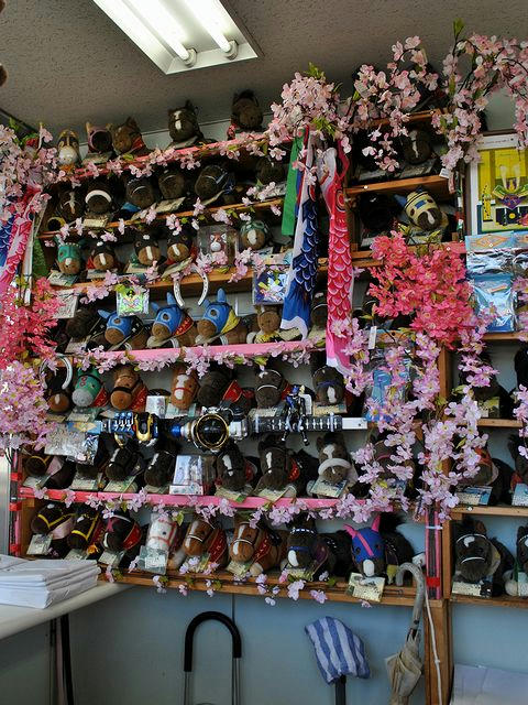 専門紙売場の馬ぐるみ