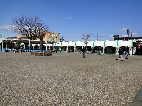入場門東の食堂棟