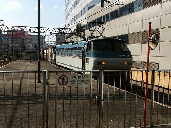 通過する貨物列車
