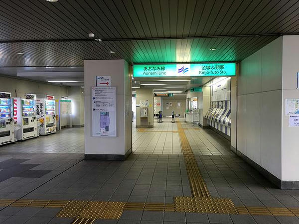金城ふ頭駅改札口前コンコース