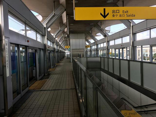 金城ふ頭駅のホーム