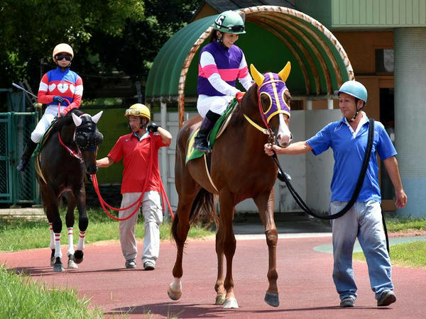 パドックを周回する宮下騎手と木之前騎手（第3レース）