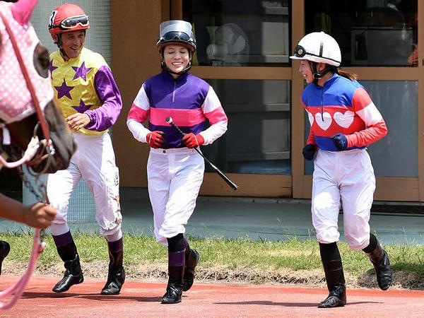 騎乗に向かう丹羽克輝騎手、宮下騎手、木之前騎手（第4レース）
