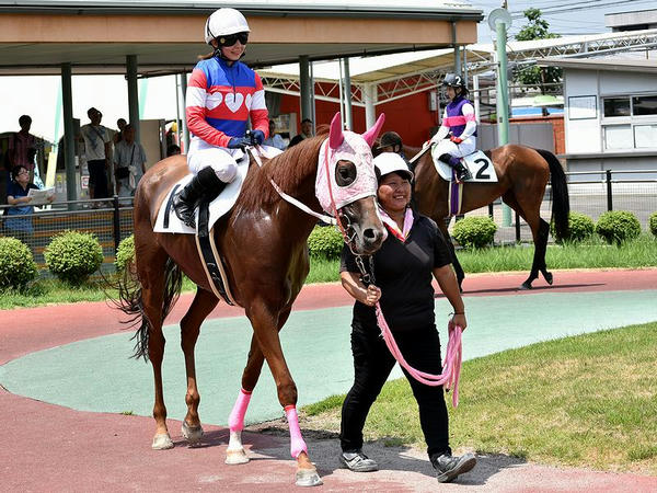 パドックを周回する木之前騎手と宮下騎手（第4レース）