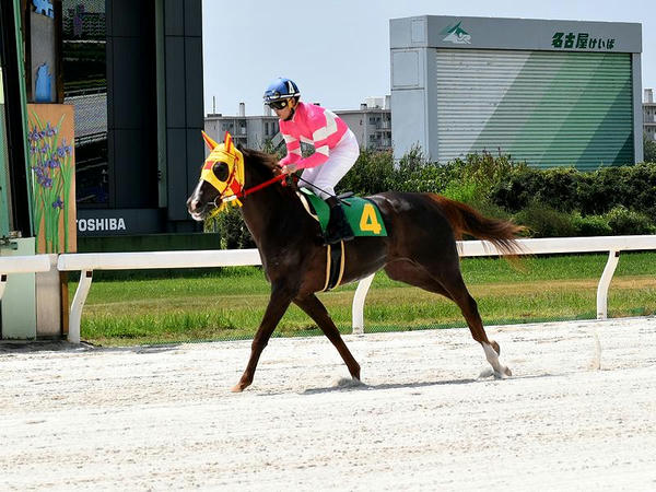 返し馬に入る岡部誠騎手（第3レース）