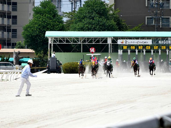 避退する発走委員（第3レース）