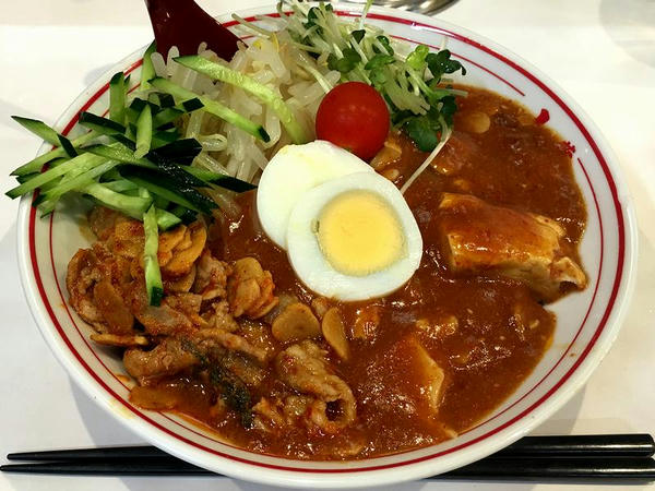 夕食にいただいた中本の辛い麺