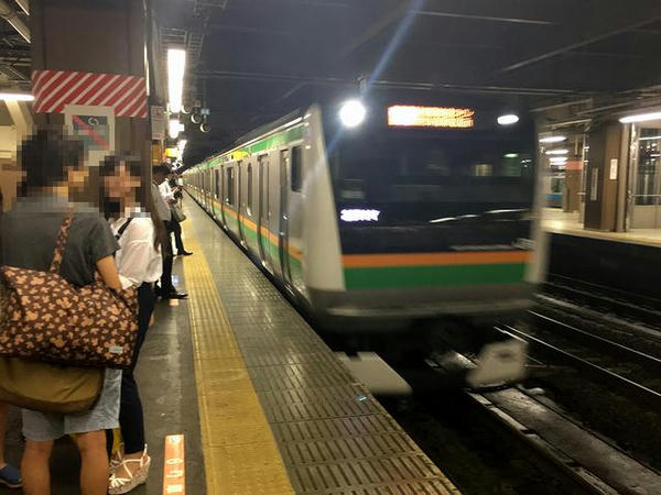 大宮駅に入線する小田原行き快速列車