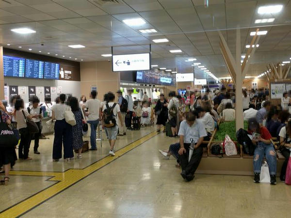 混雑するバスタ新宿