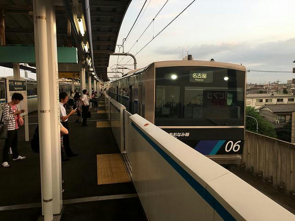 名古屋競馬場前駅に入線するあおなみ線上り普通列車