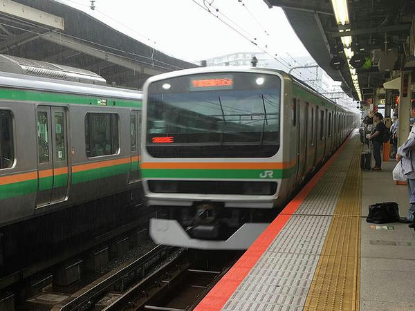 横浜駅に入線する宇都宮行き快速ラビット