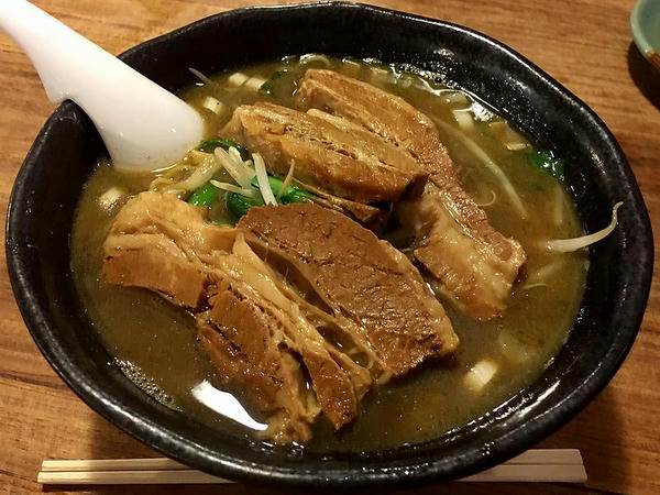 煮干し、豚角煮ラーメン 980円