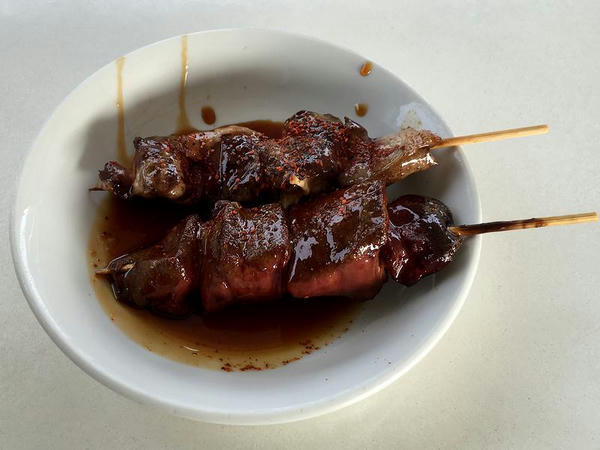 もつ焼き（上からハツ、レバー） 各150円