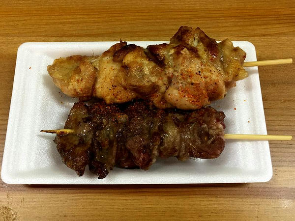 焼き鳥（もも） 150円 と かしら 200円