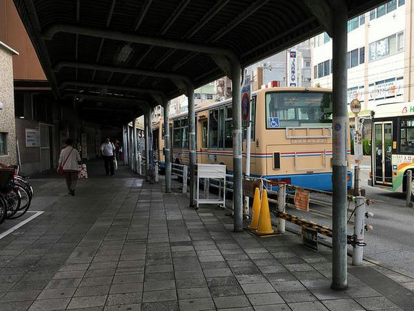 無料送迎バス乗り場と送迎バス