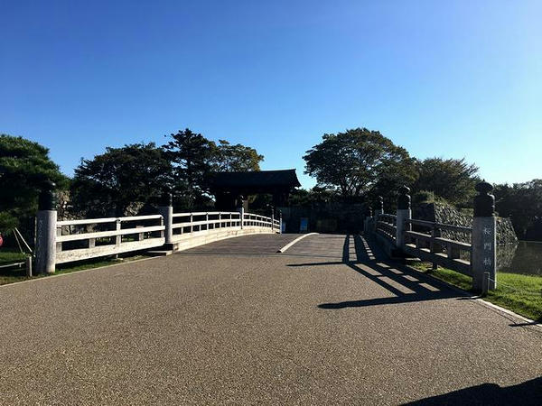 桜門橋と大手門