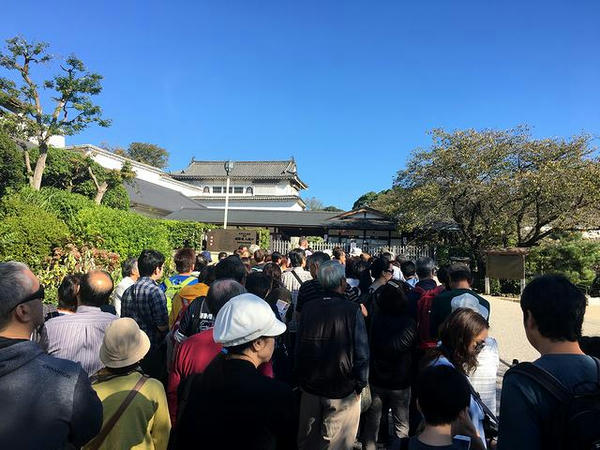 入場口で開場を待つ人々