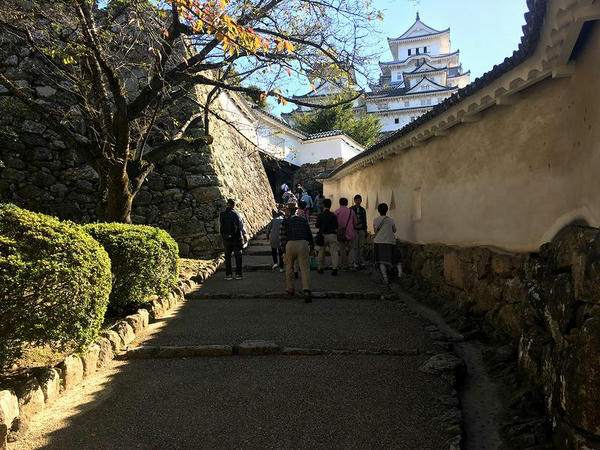 はの門手前の坂