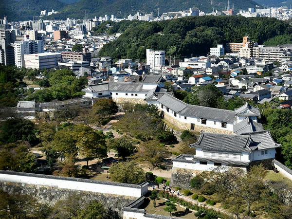 大天守から西の丸を望む