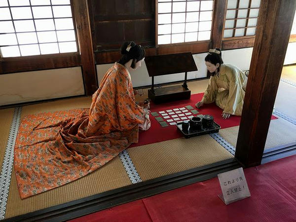 カルタで遊ぶ千姫