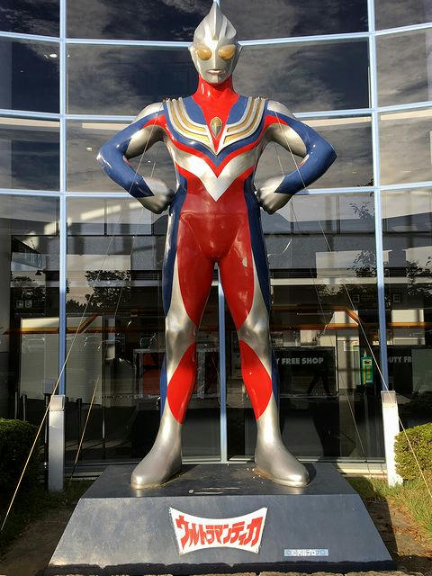そびえ立つウルトラマンティガ