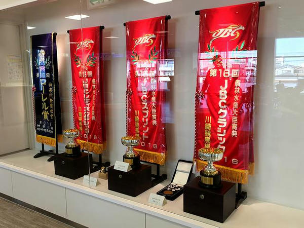 JBC競争とローレル賞の優勝レイ
