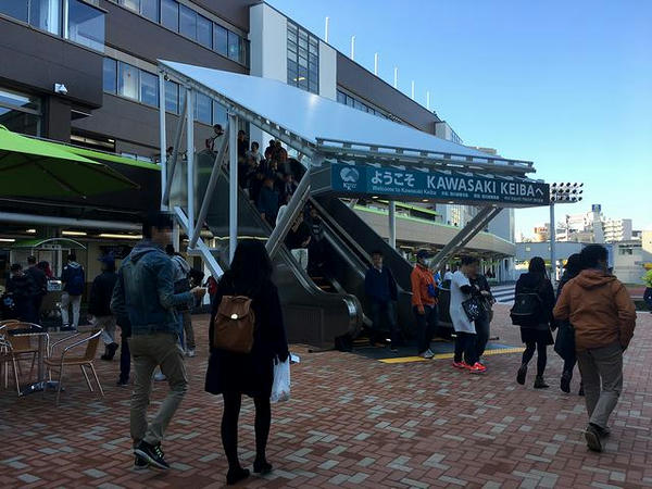 午前9時10分頃1号スタンドエスカレータ付近