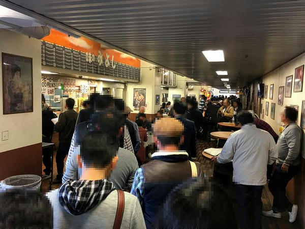 午後1時20分頃の1号スタンド2階飲食売店（万券通り）付近