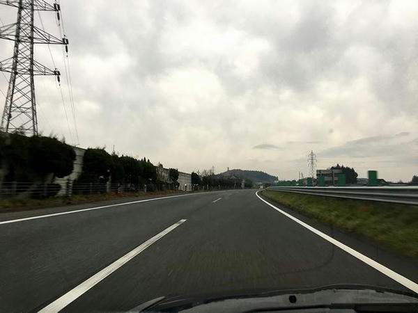 曇り空の東北道を北上