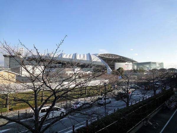 地上通路から見た阪神競馬場
