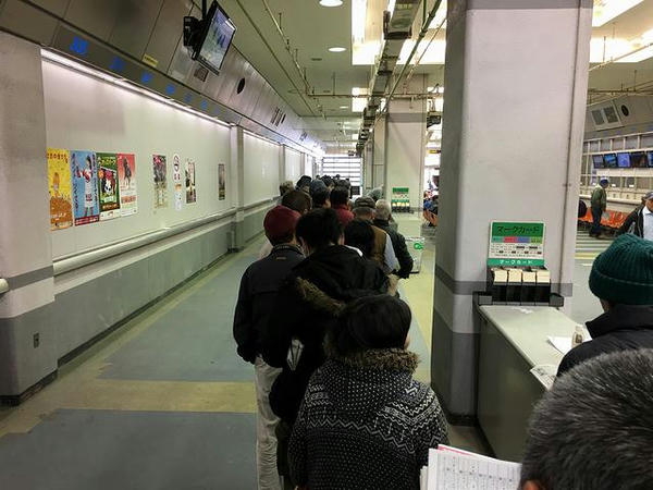 2016シーズンファイナル大感謝抽選会に並ぶ人たち