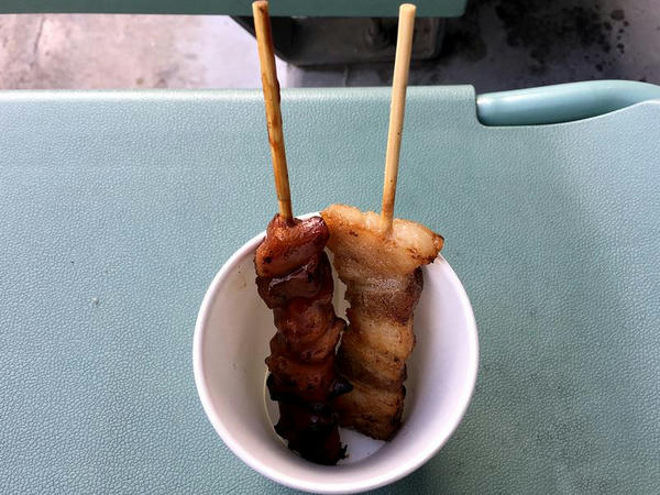 焼き鳥モモ（タレ） 80円 と 豚バラ 100円