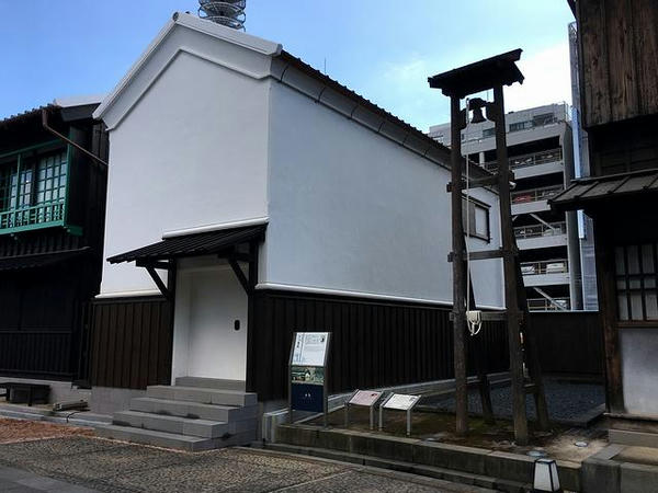用水池跡と時鐘、十六番倉