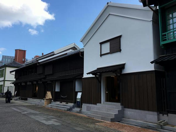 十四番倉（左）と組頭部屋・銅倉