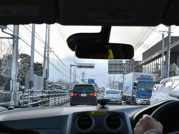 沿道に雪の積もった福岡から太宰府へと抜ける道
