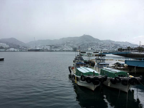 雪の積もった長崎の港
