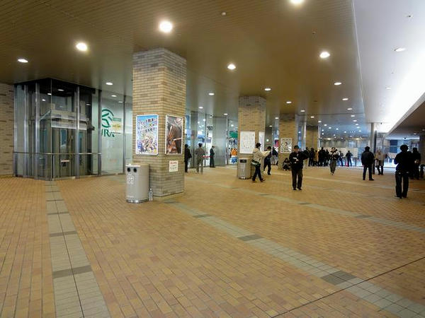 途中、外の空気を吸いに投票フロアから一時離脱
