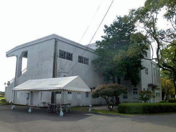 裏側から見た旧一等馬見所