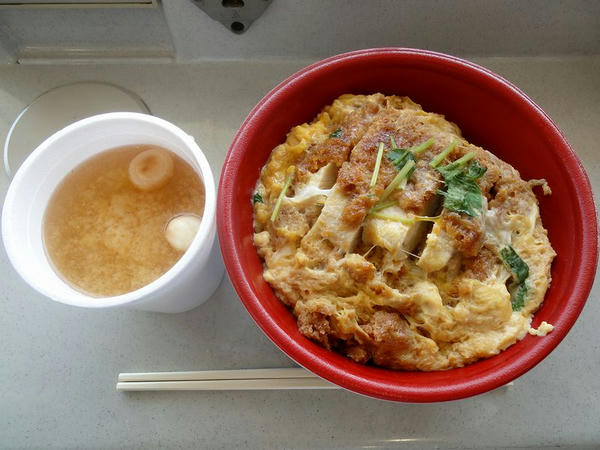 卵とじ丼 580円 ＋ みそ汁 100円