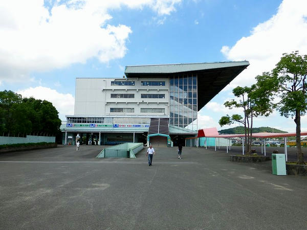 正入場門から入場後直進しつつスタンド方向を望む