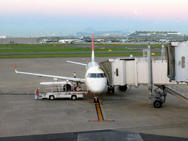 羽田空港で出発を待つJAL371便