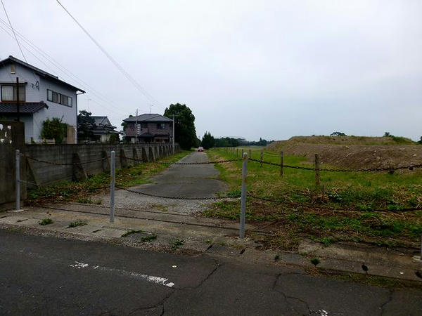 南端付近の入口跡から厩舎団地内部方向を望む