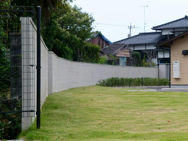 第1コーナーから第2コーナーにかけてのブロック塀
