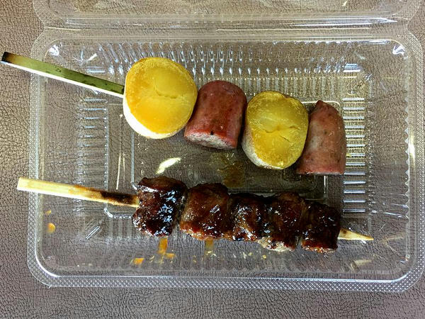 豊西牛 インカフランク串 300円 と 豊西牛カルビ串（黒ニンニクソースかけ） 350円 （トヨニシファーム）