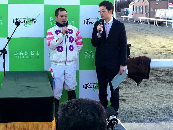 優勝インタビューを受ける鈴木恵介騎手