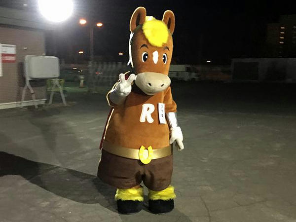お見送りの時こちらのカメラに気付いてポーズを取るリッキーさん