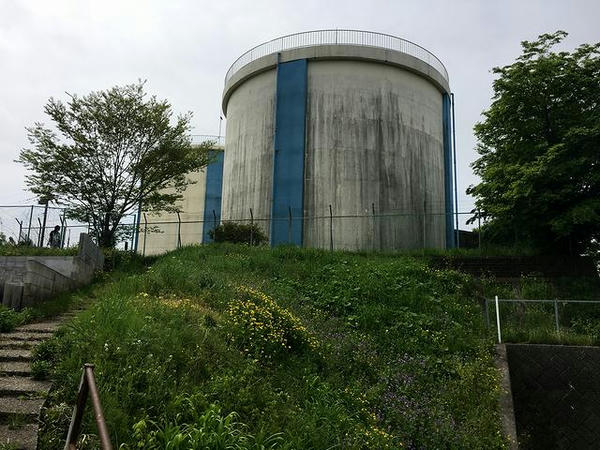 台地の下から上水道配水池を望む