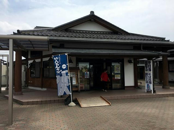 早めの昼食をいただいた道の駅しもつまのお店